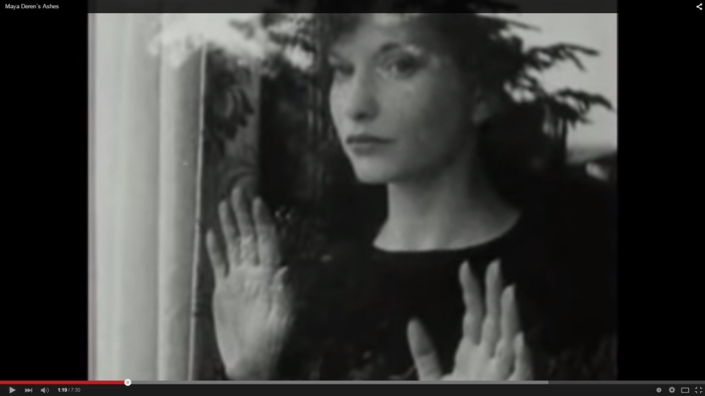 maya deren uit het raam kijken